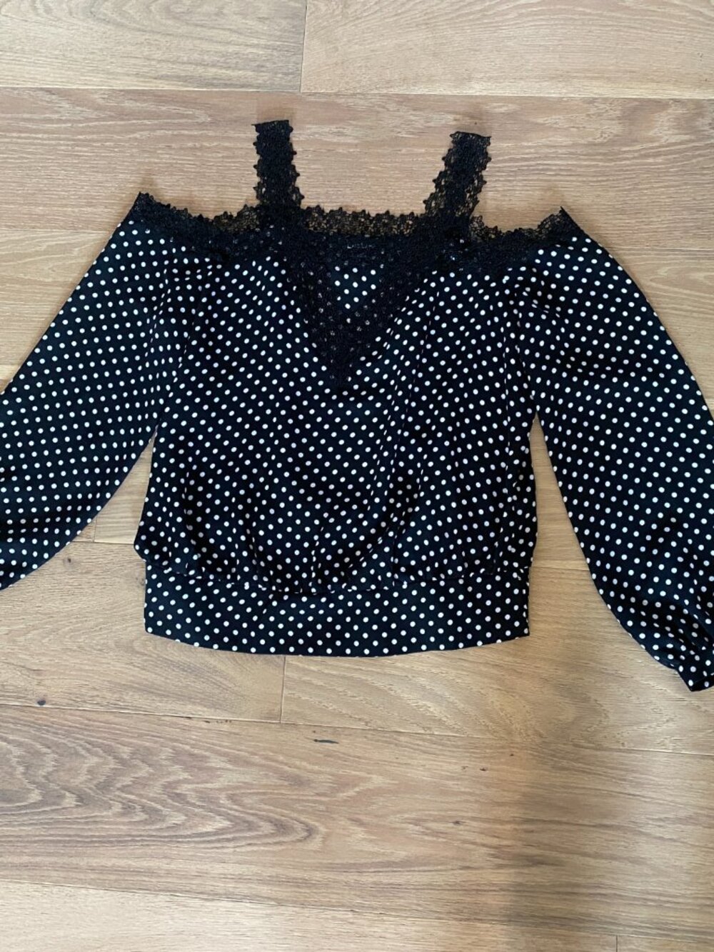 Bebe Polka Dot Print Lace Cold Shoulder Top Size XL - Picture 4 of 11